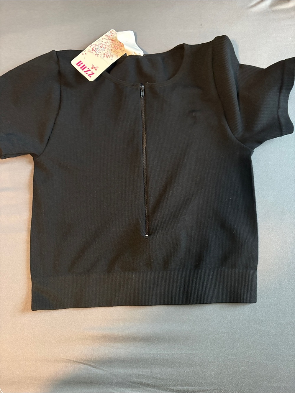 Buzz black Short-Sleeve ribbed stretch Zip-Front Top L/XL